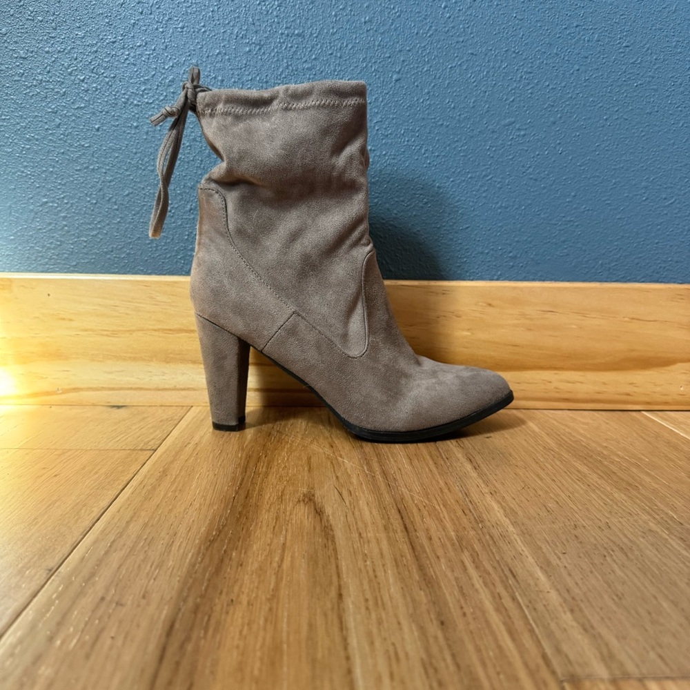 Catharine Maladrino Sorchanie Faux Suede Taupe/Gray 3.5” Ankle Bootie size 9